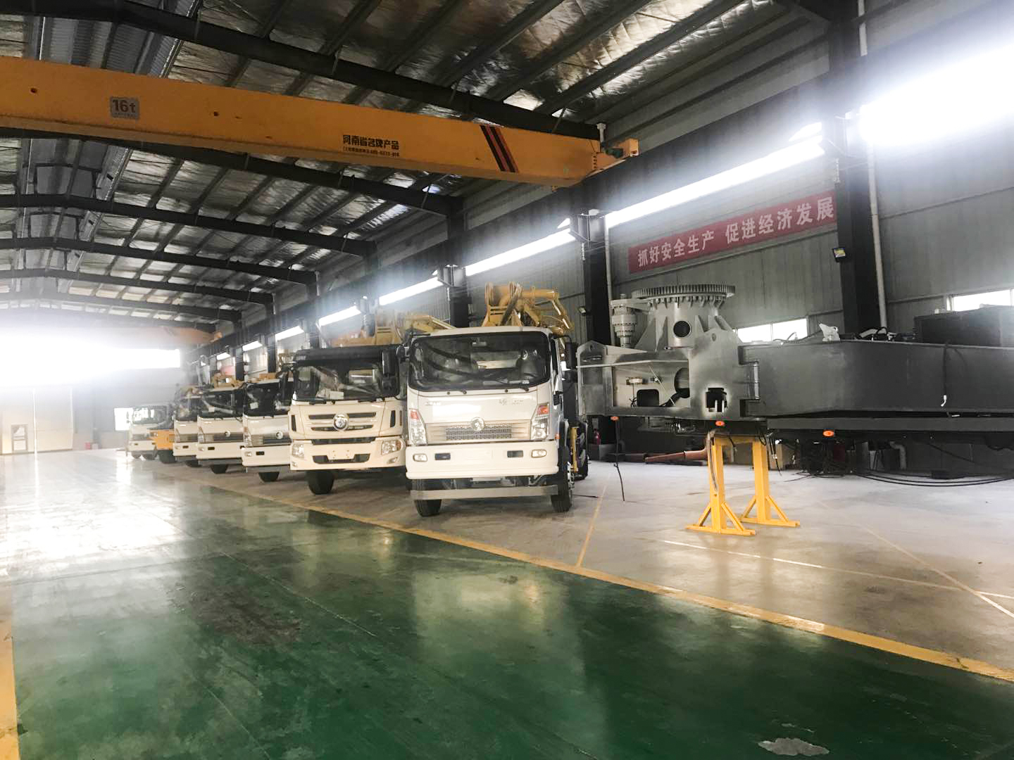 SG胜游搅拌车载泵在湘西凤凰助力渠道施工